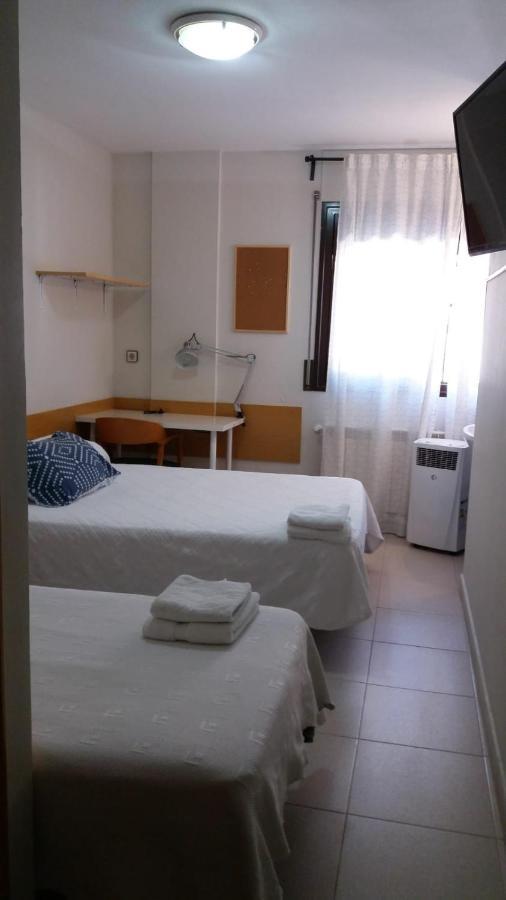 Residencial Oscense Hotel Huesca Bagian luar foto