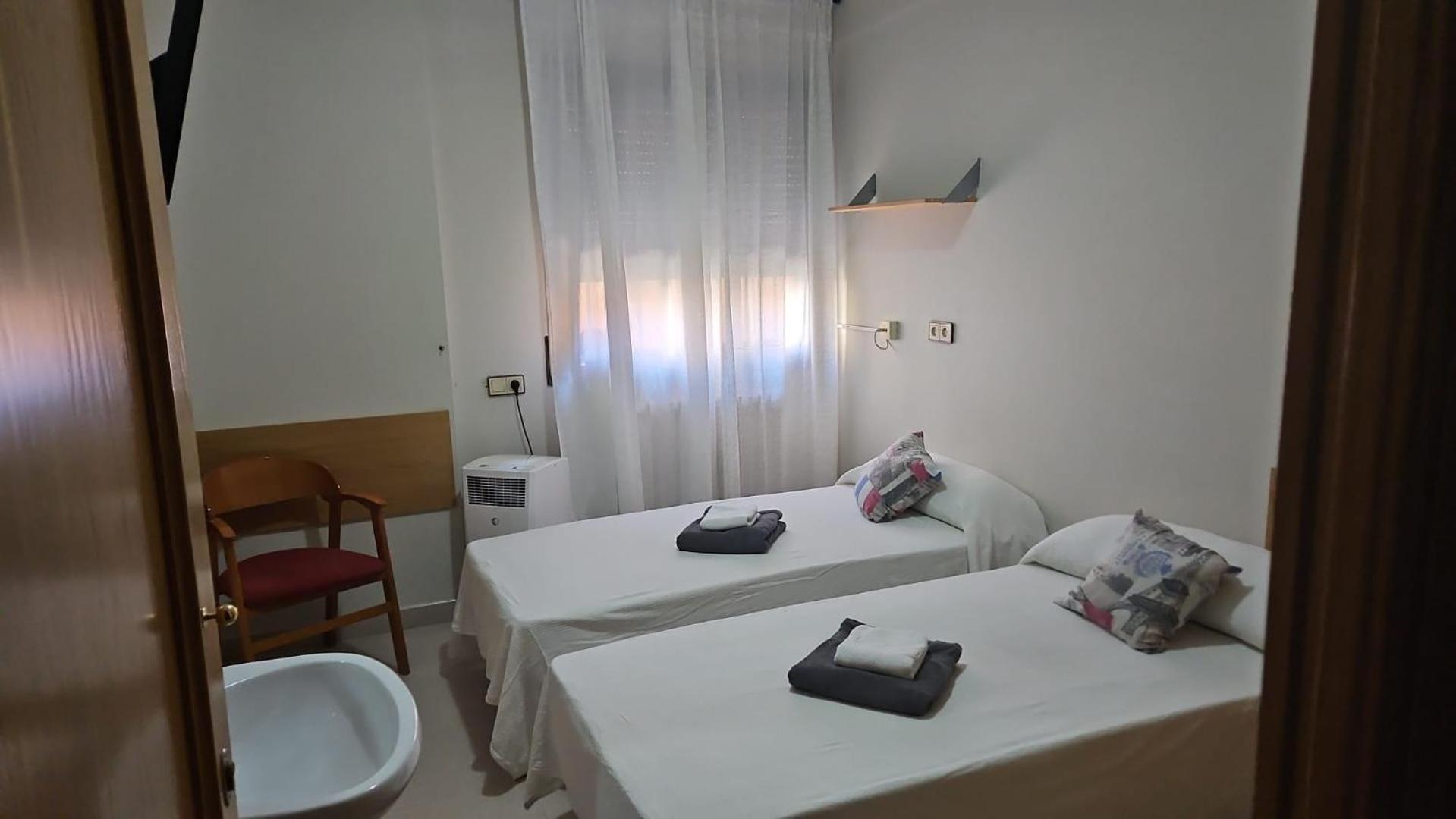 Residencial Oscense Hotel Huesca Bagian luar foto