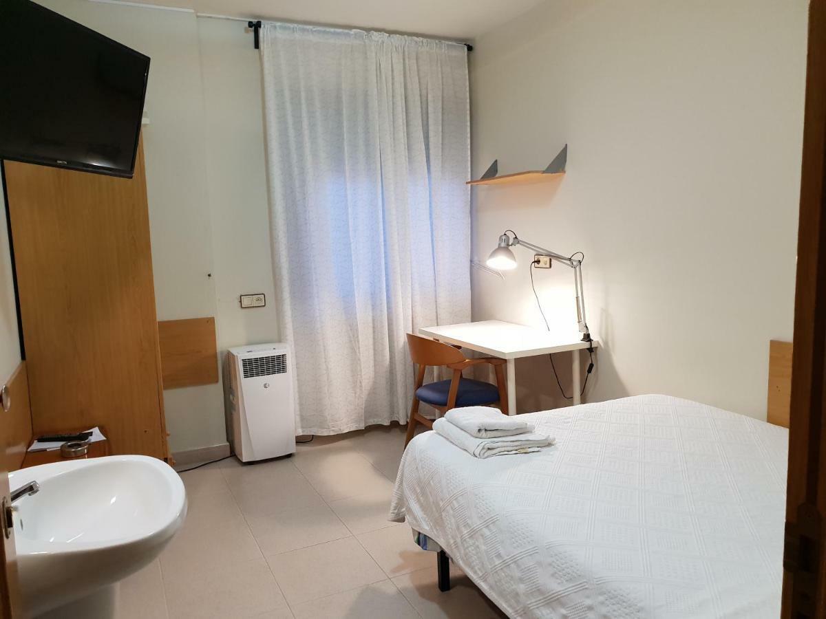 Residencial Oscense Hotel Huesca Bagian luar foto