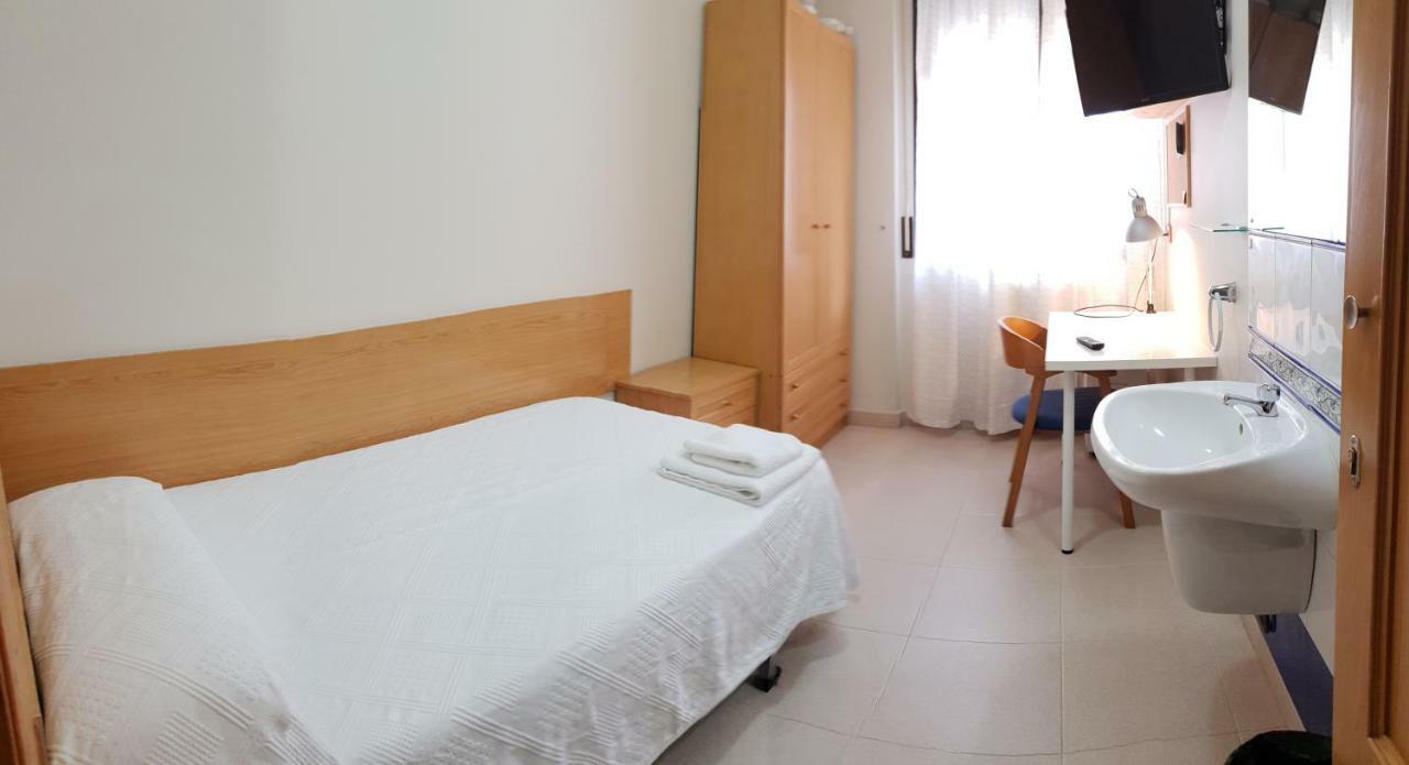 Residencial Oscense Hotel Huesca Bagian luar foto